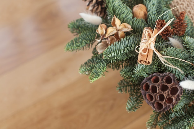 Rami di abete con decorazioni natalizie su legno, copyspace, piatto laici. Decorazioni di Natale e Capodanno.