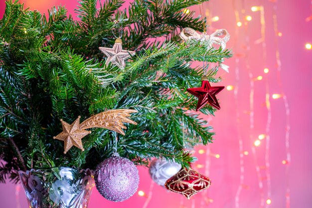 Rami di abete decorati per la festa di Natale o Capodanno con lucine sullo sfondo.