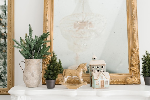Rami di abete del cavallo a dondolo in un vaso un albero di Natale in una pentola case di souvenir come decorazione della stanza per Natale e Capodanno