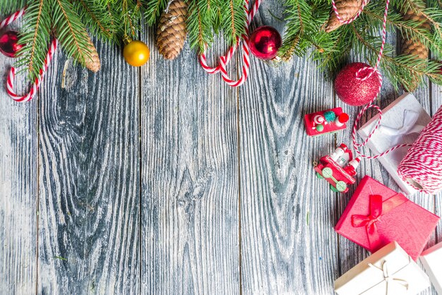 rami di abete e ornamenti di Natale su fondo in legno