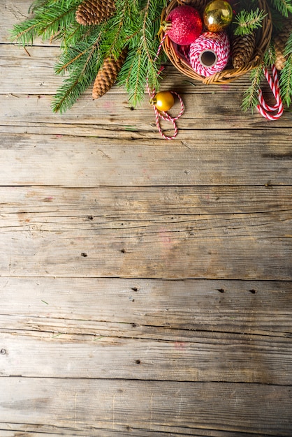 rami di abete e ornamenti di Natale su fondo in legno