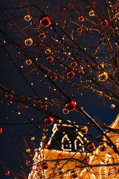 Rami di alberi secchi decorati con palline di Natale lucide rosse e dorate Decorazioni per esterni di Capodanno