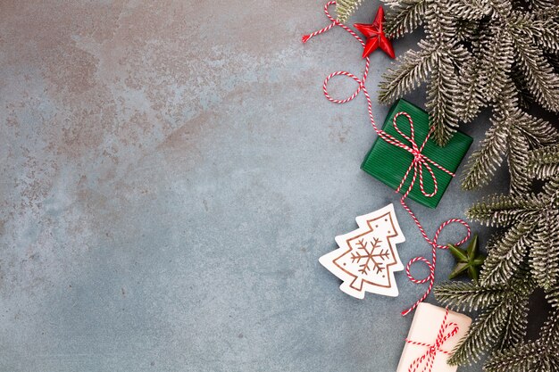 Rami di albero dell'abete della composizione in Natale, ornamenti della stella sull'azzurro.