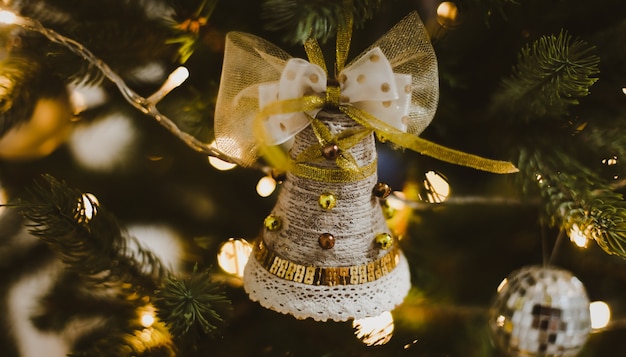 Rami di albero di Natale con palline giocattoli luci decorazioni