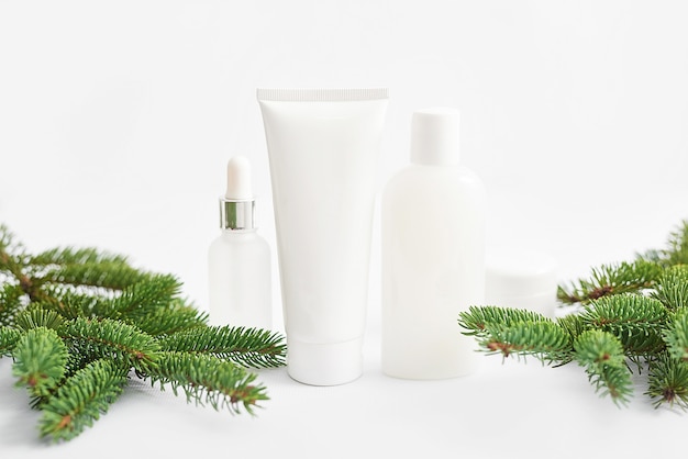 Rami di albero di Natale con prodotti cosmetici di bellezza