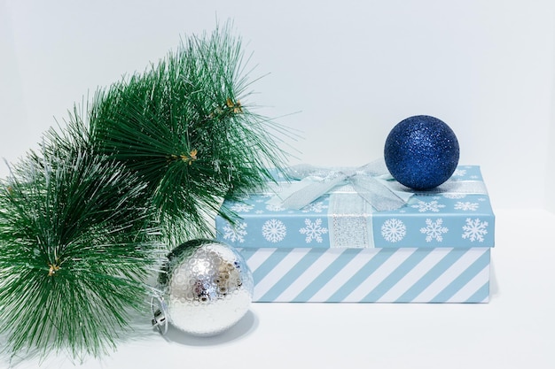 rami di albero di natale e confezione regalo isolati su sfondo bianco