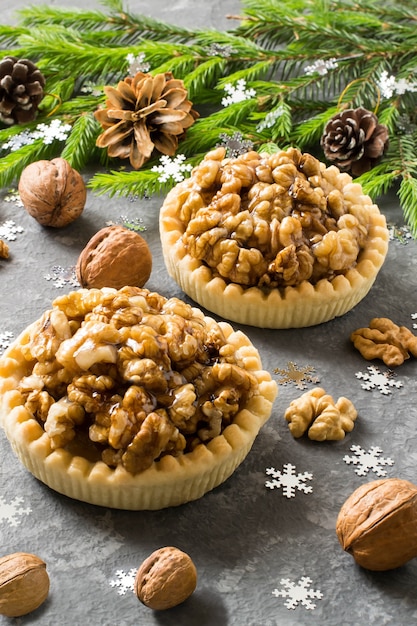 Rami di albero di Natale e gustose torte con marmellata di limoni e noci caramellate per la festa di Natale