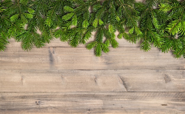 Rami di albero di Natale su fondo di legno di struttura