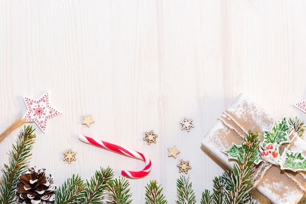 Rami di albero di Natale su uno sfondo di legno. Il concetto di vacanze e regali di Capodanno. Copia spazio.