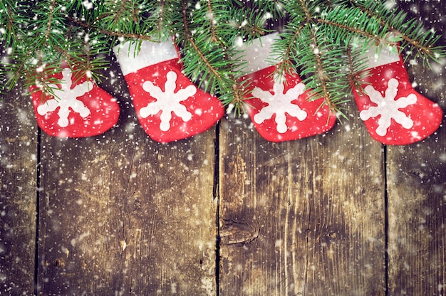 Rami di albero di Natale su vecchie schede