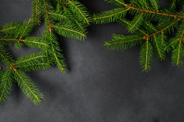 Rami di conifere su una vista da tavolo vuota Foto orizzontale per la pubblicità del concetto di Natale