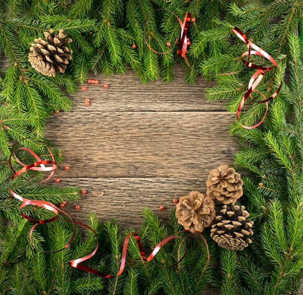 Rami di pino di Natale su un tavolo di legno