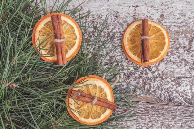 Rami di pino essiccati arancia e bastoncini di cannella effetto instagram