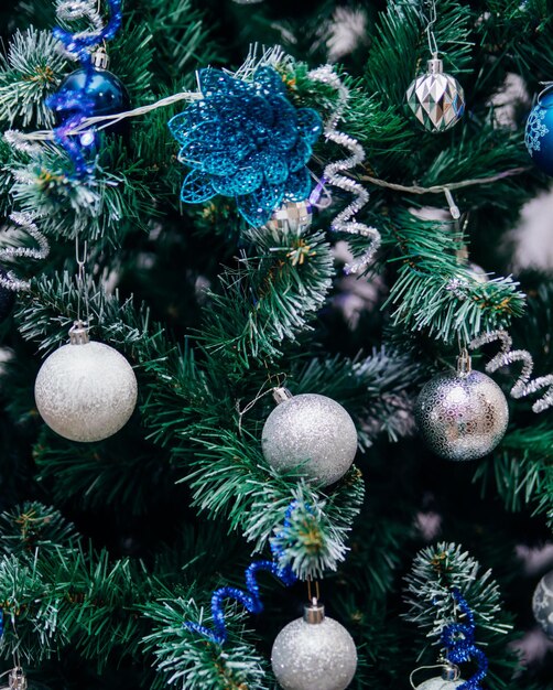 Rami di un albero di Natale decorato con giocattoli per il nuovo anno. Sfondo di Natale.