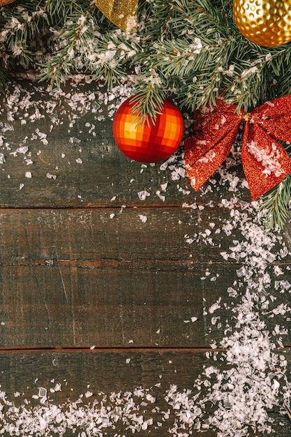 Rami di un albero di Natale e decorazioni di Capodanno