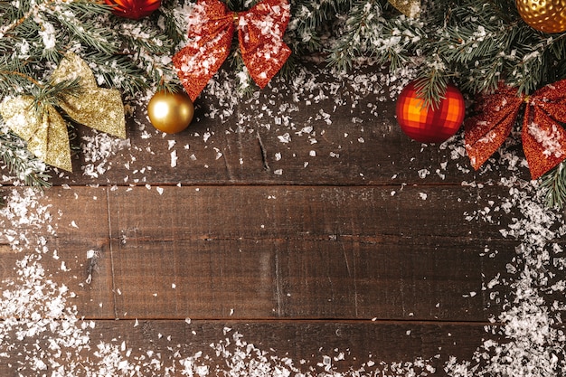 Rami di un albero di Natale e decorazioni di Capodanno