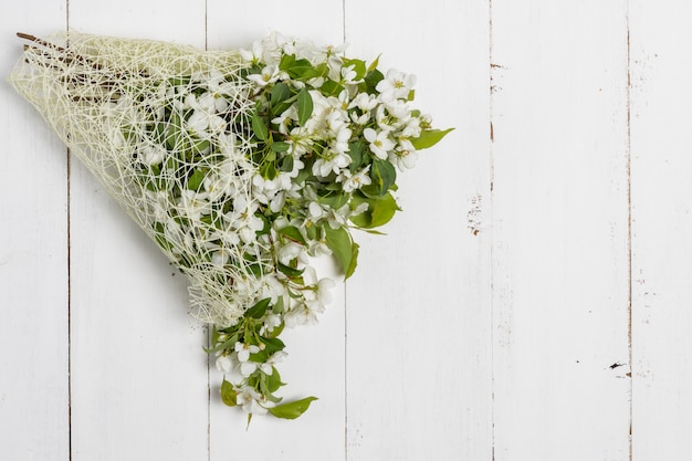 Ramo con fiori di primavera bianchi in vaso di vetro