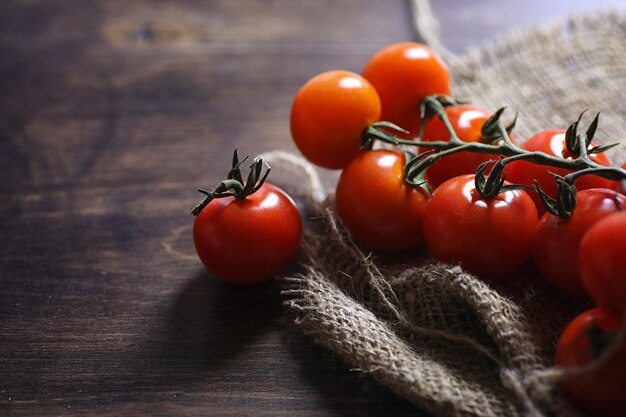 Ramo con pomodorini freschi. Pomodori rossi maturi. Pomodori e pasta alle spezie