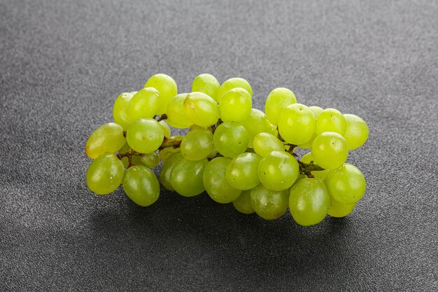 Ramo d'uva verde dolce maturo