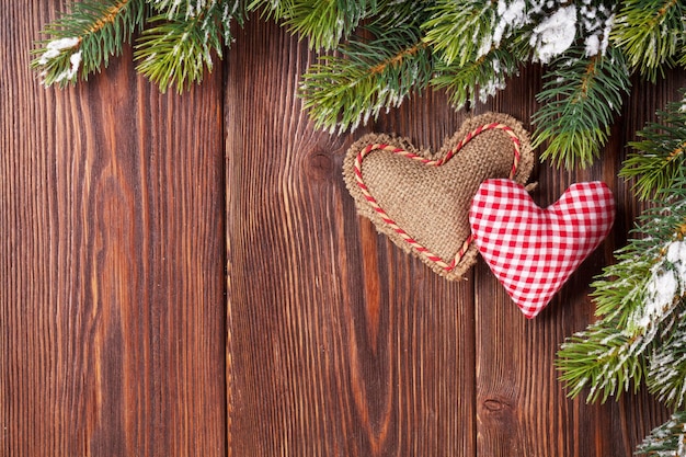 Ramo dell'albero di Natale con i giocattoli del cuore