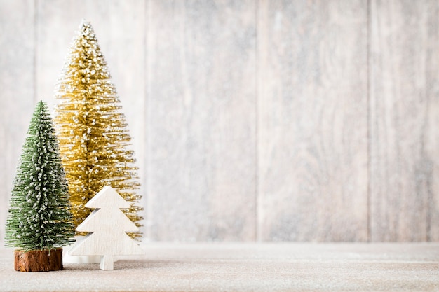 Ramo di abete di Natale e decorazioni, sullo sfondo di legno.