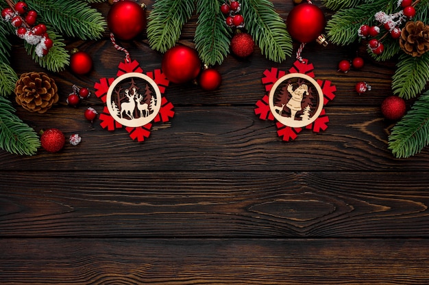 Ramo di abete rosso con bellissime decorazioni natalizie