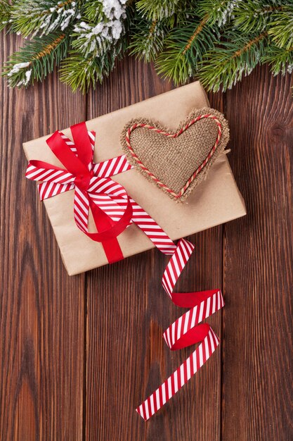 Ramo di albero di Natale con confezione regalo e giocattolo a forma di cuore