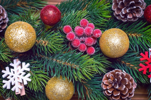 Ramo di albero di Natale con decor primo piano Vista dall'alto piatto