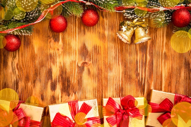 Ramo di albero di Natale con decorazioni su fondo di legno. Concetto di vacanza di Natale