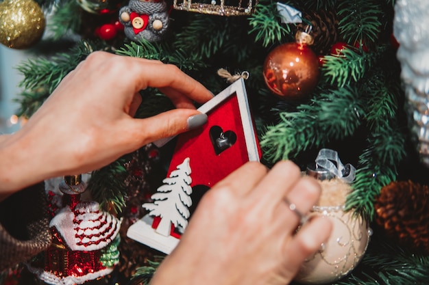 Ramo di albero di Natale con i giocattoli