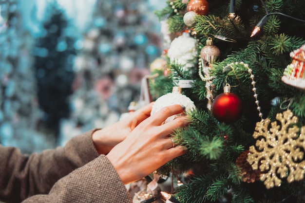 Ramo di albero di Natale con i giocattoli