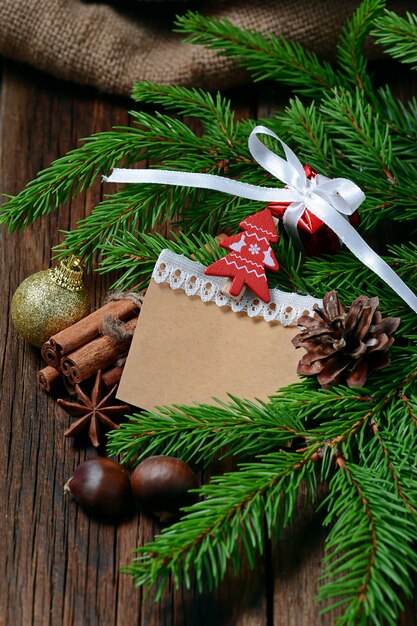 Ramo di albero di Natale e carta vintage bianco