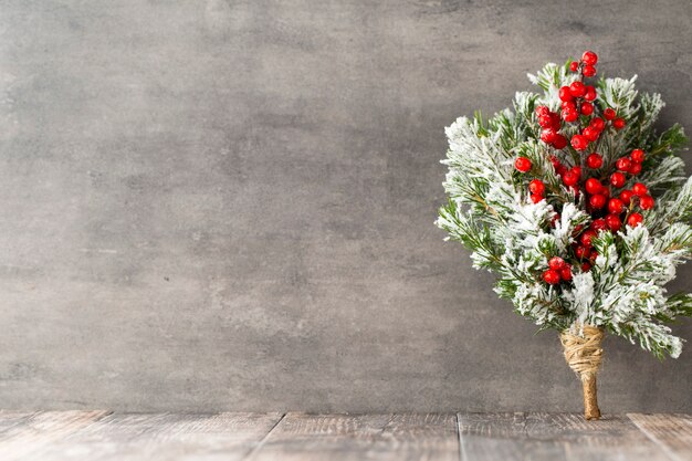 Ramo di albero di Natale e decorazioni, sullo sfondo vintage.