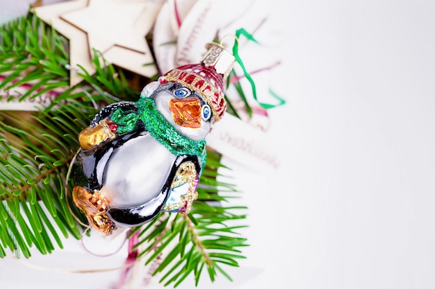 Ramo di albero di Natale e divertente pinguino vintage