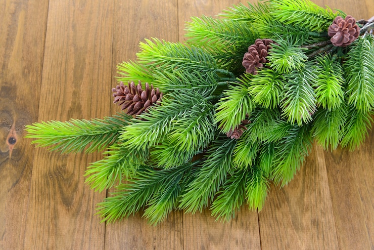 Foto ramo di albero di natale su superficie di legno