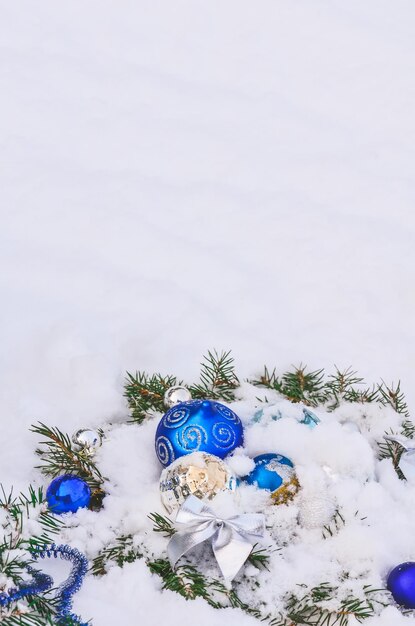 Ramo di palle di Natale blu con spazio per la copia Biglietto di auguri per le vacanze Bellissime decorazioni natalizie blu