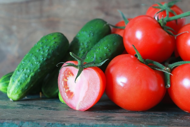 Ramo di pomodori su fondo di legno