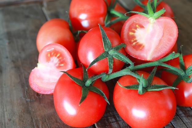 Ramo di pomodori su fondo in legno