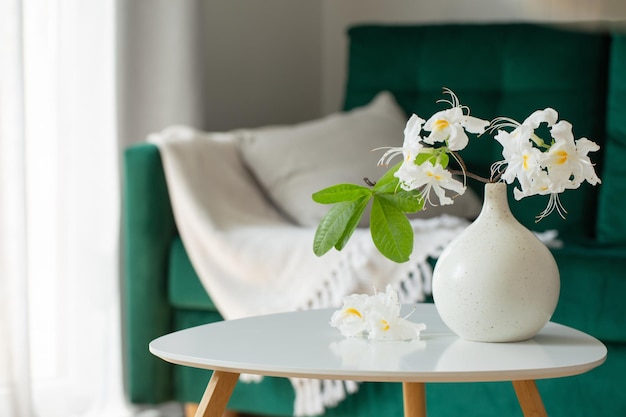 Ramo di rododendro bianco in vaso in interni moderni e accoglienti