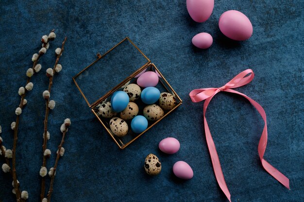Ramo di salice, uova di Pasqua in confezione regalo decorativa. Fioritura dell'albero primaverile e cibo pasquale, decorazioni floreali fresche per la celebrazione delle vacanze, simbolo dell'evento