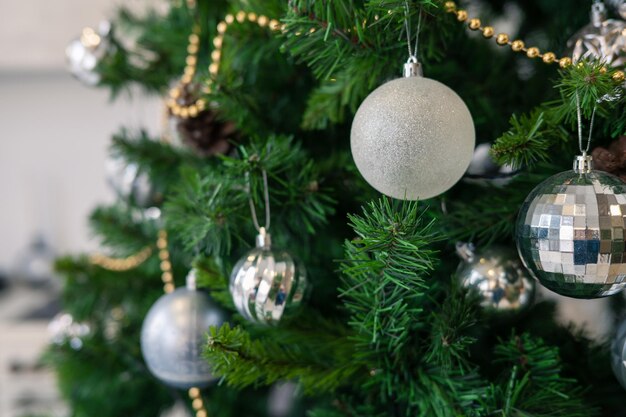 Ramo di un albero di Natale decorato con palline di bellezza e altre decorazioni per l'albero di Natale