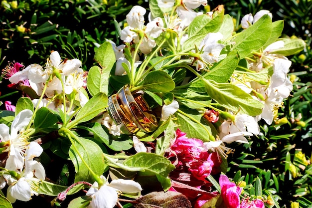 Ramo fiorito con fiori bianchi delicati su superficie in legno dichiarazione d'amore matrimonio primaverile ca