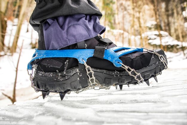 Ramponi sullo scarpone da trekking Escursionismo invernale