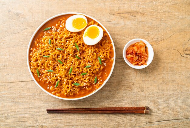 Ramyeon o spaghetti istantanei coreani con uovo - stile alimentare coreano