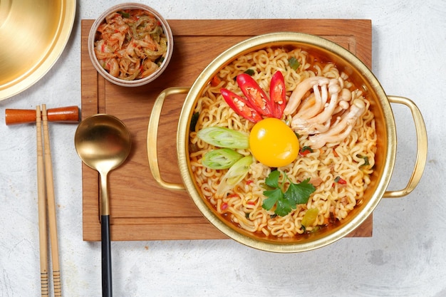 ramyoen o ramyun noodle istantanei in stile coreanocon sapore piccante conditi con tuorlo d'uovo peperoncino