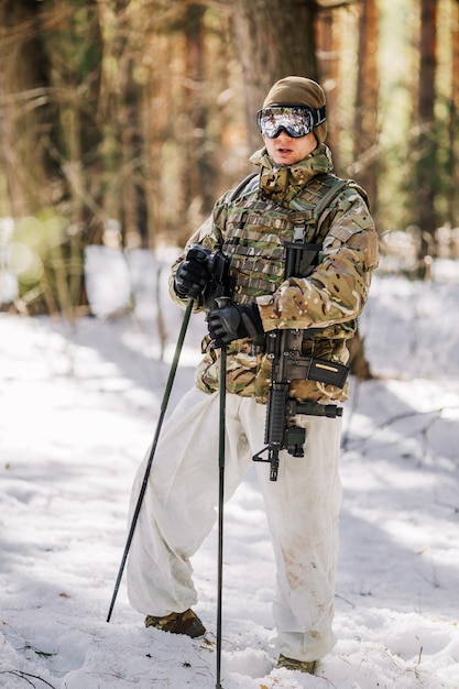 Ranger con fucile nella foresta fredda Guerra invernale e concetto militare