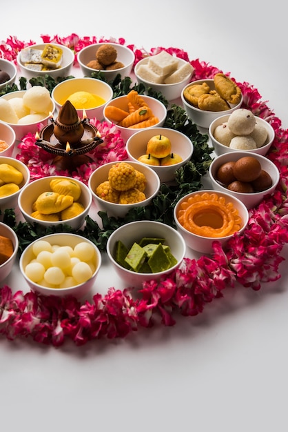Rangoli di dolci indiani assortiti o mithai in una ciotola per Diwali o qualsiasi altro festival, messa a fuoco selettiva
