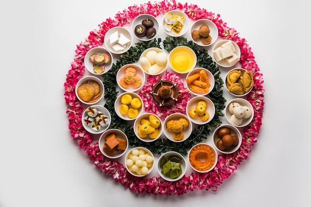 Rangoli di dolci indiani assortiti o mithai in una ciotola per Diwali o qualsiasi altro festival, messa a fuoco selettiva