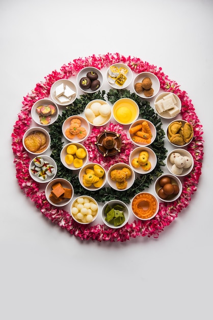 Rangoli di dolci indiani assortiti o mithai in una ciotola per Diwali o qualsiasi altro festival, messa a fuoco selettiva