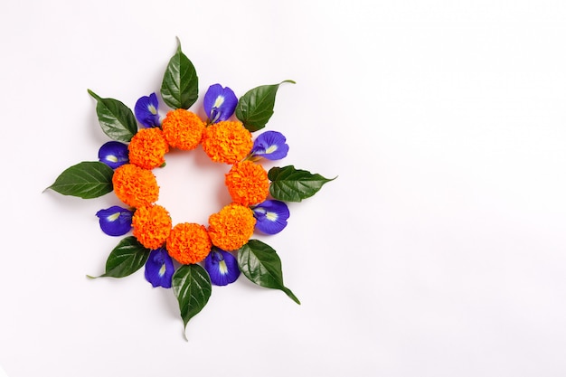 Rangoli di fiori di calendula per il Diwali Festival